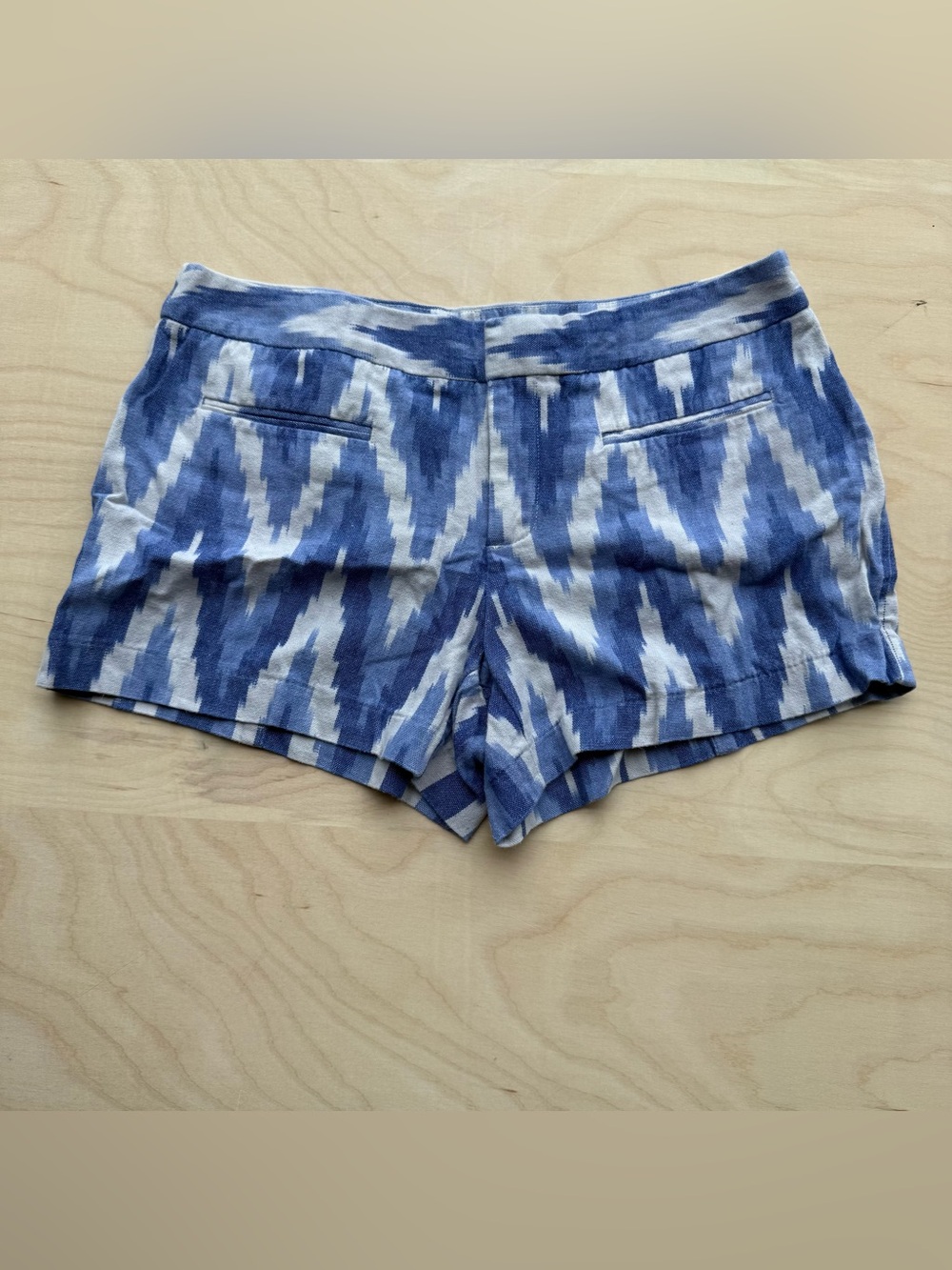 Gap Blue and White Ikat Canvas Cotton Shorts Zig-Zag Pattern Women's size 6